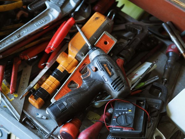 Comment déménager un atelier de bricolage avec de nombreux outils électriques?